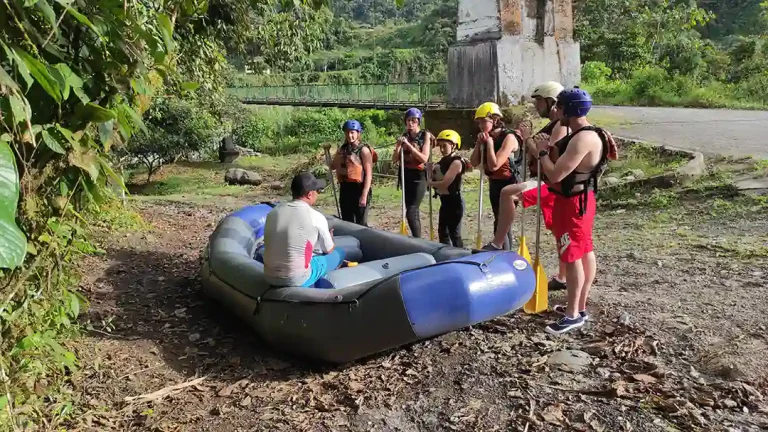 banos agua santa kayak